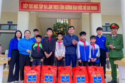 ĐOÀN XÃ PHÚ LONG TRAO TẶNG QUÀ CHO HỌC SINH CÓ HOÀN CẢNH KHÓ KHĂN TRƯỜNG THCS PHÚ LONG